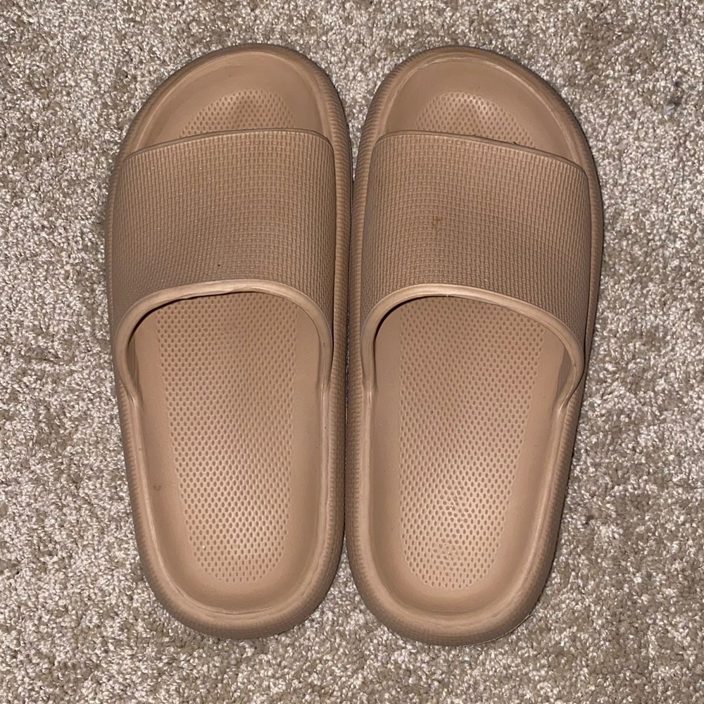 Tan SHEIN slides 39-40 (8/9) gently used